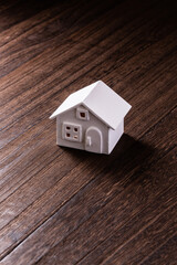 Obraz na płótnie Canvas テーブルの上の小さい家の模型