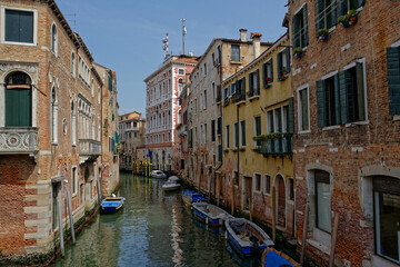 Fototapeta na wymiar Vue d'ensemble d'un des nombreux canaux de Venise
