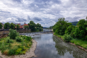 Fototapeta premium Blick auf das Wehr und die Brücke über die Weser bei Hameln