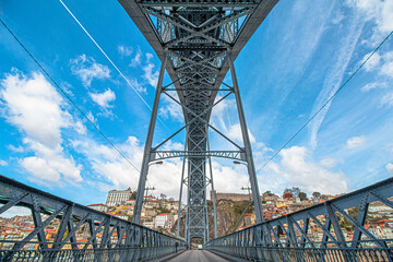 Simetria da Ponte D. Luís no Porto, Rio Douro, Portugal