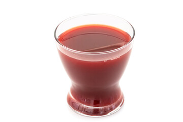 verre de jus de fraise isolé sur un fond blanc 