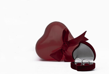 decoration with a ring holder and a heart balloon on the back! Gift your love with the best.