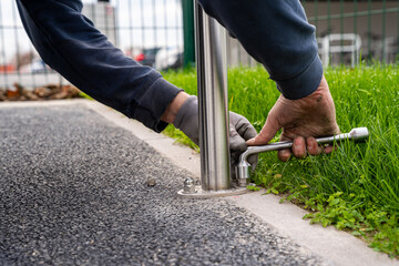 Fixation d'une barrière au sol
