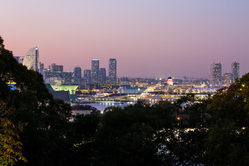 Obraz premium 夕暮れの港街