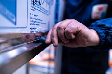 Gros plan main sur métal