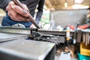 Artisan qui travail le métal avec précision