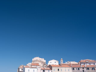 Les toits du village de Bonifacio est corse du Sud et un ciel parfaitement bleu