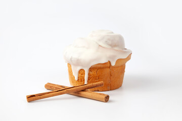 シナモンロール パン クローズアップ 白背景