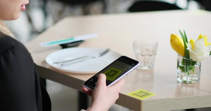 the girl in the restaurant enters the menu by QR Code