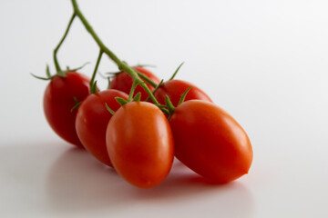 Cacho de tomate cereja com sépalas verdes recém colhido