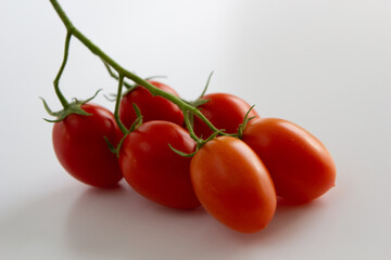 Cacho de tomate cereja com sépalas verdes recém colhido