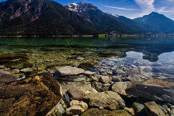 Wasserspiegelung am See in Österreich mit Bergen 