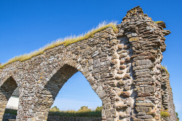 Obraz premium Stone arches in an old church ruin