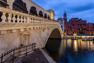 Obraz na płótnie Canvas The Rialto Bridge and the Grand Canal in Venice on a summer evening