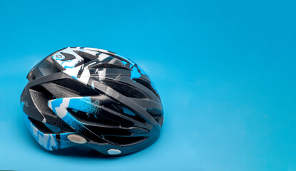 Casco de bicicleta, para protección y seguridad en paseos o práctica deportiva; sobre fondo de...