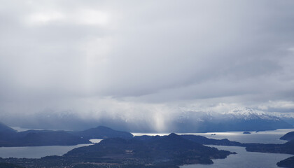 Lago, paisaje, zorros, arboles, pájaros, montañas, lago. neblina