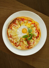 Recette Pizza Capri plate with egg on portrait top view