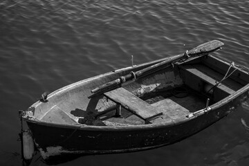 Obraz premium ship docked in port with calm sea in black and white