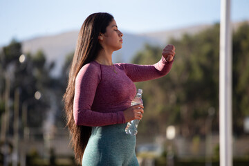 mujer deportista viendo su reloj mientras entrena. Concepto de personas y estilos de vida.
