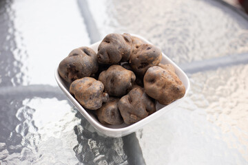 Papas nativas de peru. Concepto de alimentos naturales.