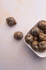 Papas nativas de peru. Concepto de alimentos naturales.