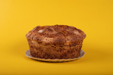 Bolo de banana fubá isolado com fundo amarelo