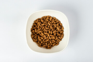 Pote de ração branco  para gatos e cachorros com ração isolado