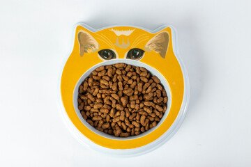 Pote de ração armarelo  para gatos e cachorros com ração isolado