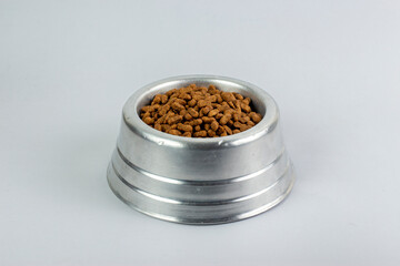 Pote de ração de metal  para gatos e cachorros com ração isolado