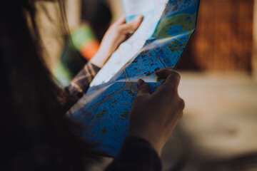 Close-up de mujer con un mapa en la mano. Concepto de Personas, viajes y estilos de vida. © artrolopzimages