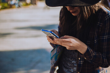 Fototapeta premium mujer haciendo una búsqueda en internet desde su teléfono, Concepto de viajes y tecnología.