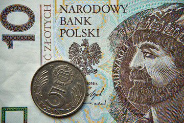 10 złotych, polski banknot i 5 forintów węgierskich 
