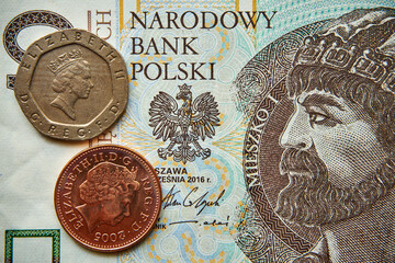 10 złotych, polski banknot i monety brytyjskie  - obrazy, fototapety, plakaty