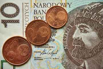 10 złotych, polski banknot i 1,2,5 centów euro