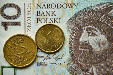 10 złotych, polski banknot i 10,20, centów euro 