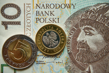 10 złotych, polski banknot ,moneta 5 złotych i 2 złote 