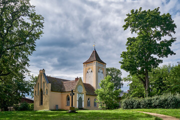 Fototapeta na wymiar Die im 18. Jahrhundert umgebaute Dorfkirche Paretz ist eines der ältesten noch erhaltenen Baudenkmäler der Neugotik in Brandenburg (Blick von Nordosten)