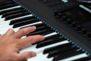 Accord de Piano pour faire de la musique électronique assistée par ordinateur. - obrazy, fototapety, plakaty