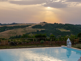 piscina al tramonto