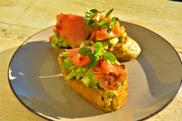 Crostini mit Avocado und Lachs