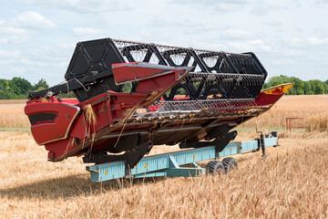 Fototapeta premium Engin agricole dans un champs