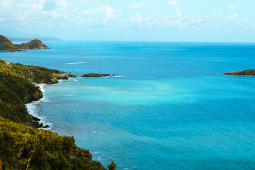 Splendide acque turchesi vicino a rocce e scogliere, baie tropicali blu.