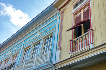 Obraz premium Guayaquil, Guayas, Ecuador - November, 2013: Houses, windows and streets of the Cerro del Carmen area (Carmen's Hill), on a sunny morning in the city.