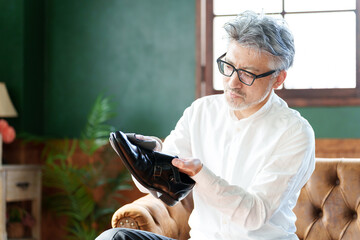 Fototapeta 革靴を磨くミドル男性 obraz