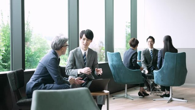 応接室で打ち合わせをする人々