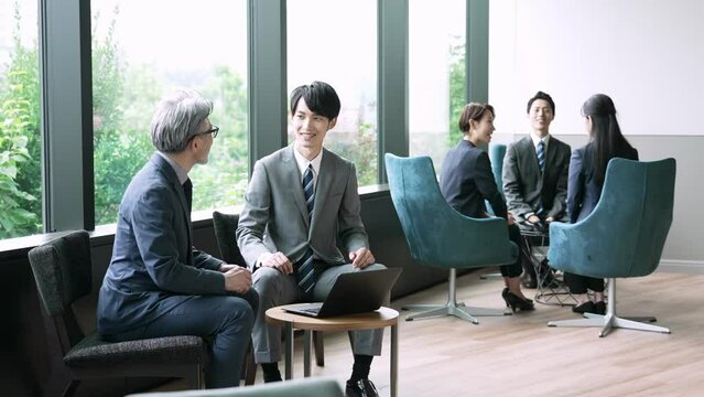 応接室で打ち合わせをする人々