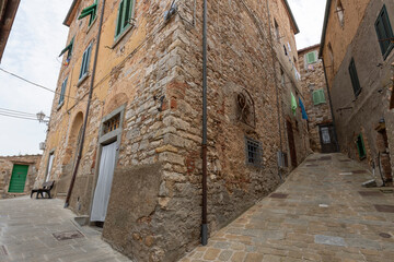 One of the most beautiful villages in Tuscany, Campiglia Marittima develops within the historic walls, the buildings are arranged in concentric semicircles and create a particular harmony that disting