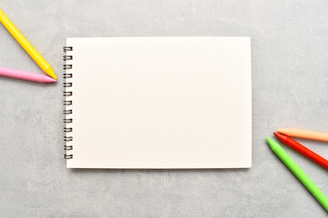 スケッチブックとクレヨン
