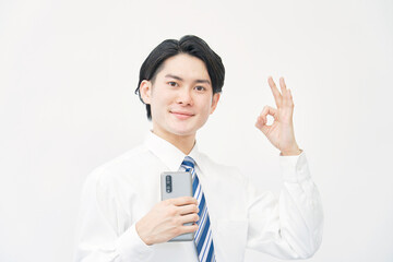 スマホを持ってOKサインするビジネスマン　白背景
