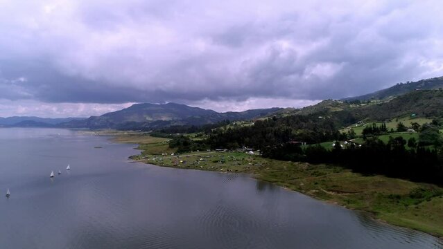 LAGO EN PARQUE RURAL TOMADO DESDE DRON 4K
